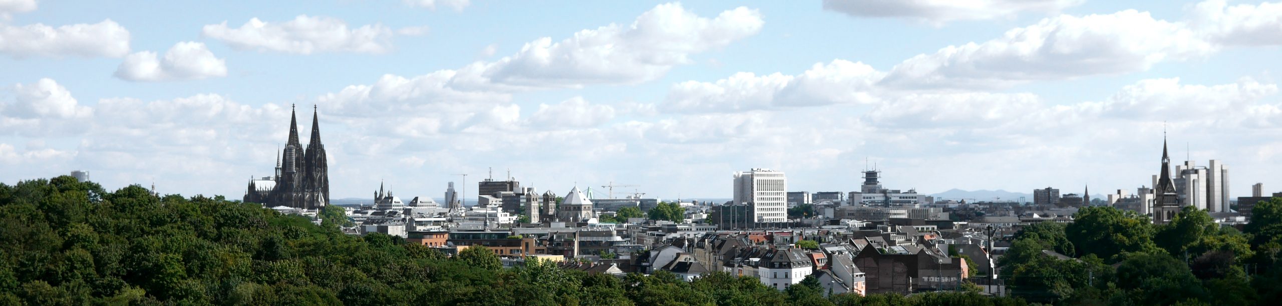 Die Kölner Skyline mit Dom und blauem Himmel